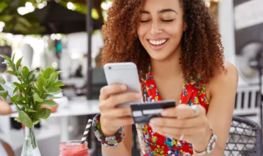 Customer getting AI chat assistant help to choose the right clothing size on an eCommerce website
